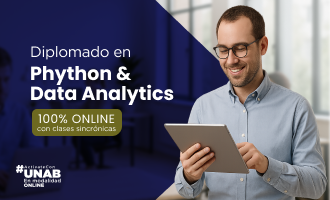 Card del programa relacionado Diplomado en Python & Data Analytics, ilustrada con oficina abierta con colaboradores y estaciones de trabajo desenfocadas; aparece como opción complementaria de automatización operativa.