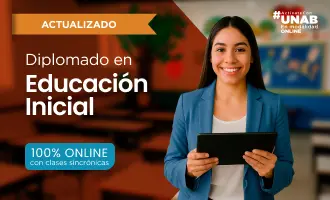 Mujer joven sonriente con tablet en una sala de clases, banner de diplomado relacionado en educación inicial.