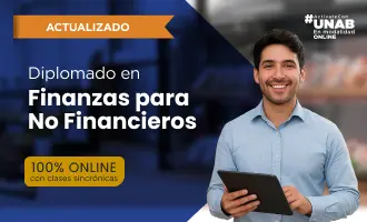 Hombre joven con camisa celeste y tablet, banner de diplomado relacionado en finanzas para perfiles no contables.