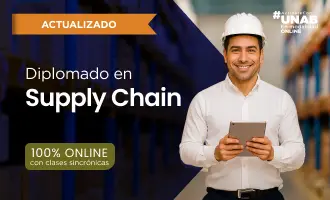 Hombre con casco blanco y tablet en un centro logístico para el diplomado relacionado  en Supply Chain.