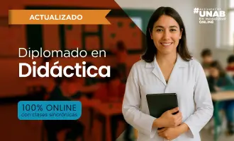 Mujer joven en sala de clases, banner relacionado para diplomado en didáctica.