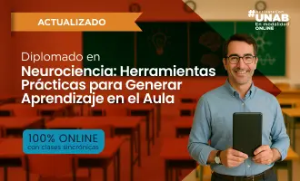 Profesional masculino con tablet en aula, banner relacionado de diplomado neurociencia educativa.