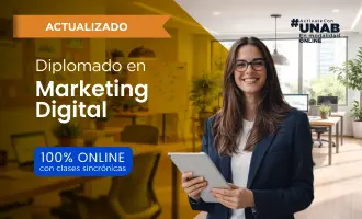 Card del programa relacionado Diplomado en Marketing Digital, ilustrada con una cafetería o espacio creativo con vegetación, luces cálidas y una mesa de trabajo; aparece como opción complementaria de negocios y proyectos.