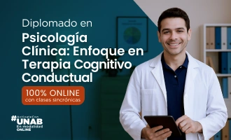 Card del programa relacionado Diplomado en Psicología Clínica con Enfoque en Terapia Cognitivo Conductual, ilustrada con una consulta psicológica contemporánea con cortinas verdes y lámina clínica enmarcada; aparece como opción complementaria de educación y convivencia.
